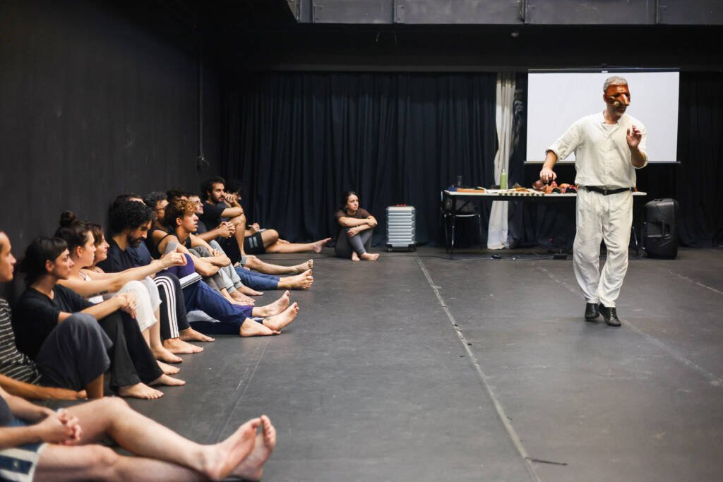 Oficina gratuita de Extensão Cultural de circo “Introdução à Commedia Dell’Arte” com Daniel Granieri, na sede Roosevelt da SP Escola de Teatro. (24/02/2026) | Foto: Clara Silva.