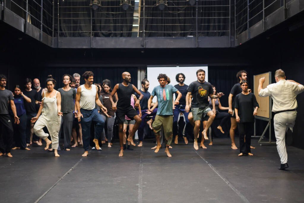 Oficina gratuita de Extensão Cultural de circo “Introdução à Commedia Dell’Arte” com Daniel Granieri, na sede Roosevelt da SP Escola de Teatro. (24/02/2026) | Foto: Clara Silva.