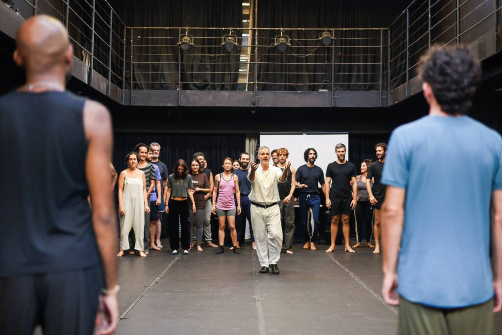 Oficina gratuita de Extensão Cultural de circo “Introdução à Commedia Dell’Arte” com Daniel Granieri, na sede Roosevelt da SP Escola de Teatro. (24/02/2026) | Foto: Clara Silva.