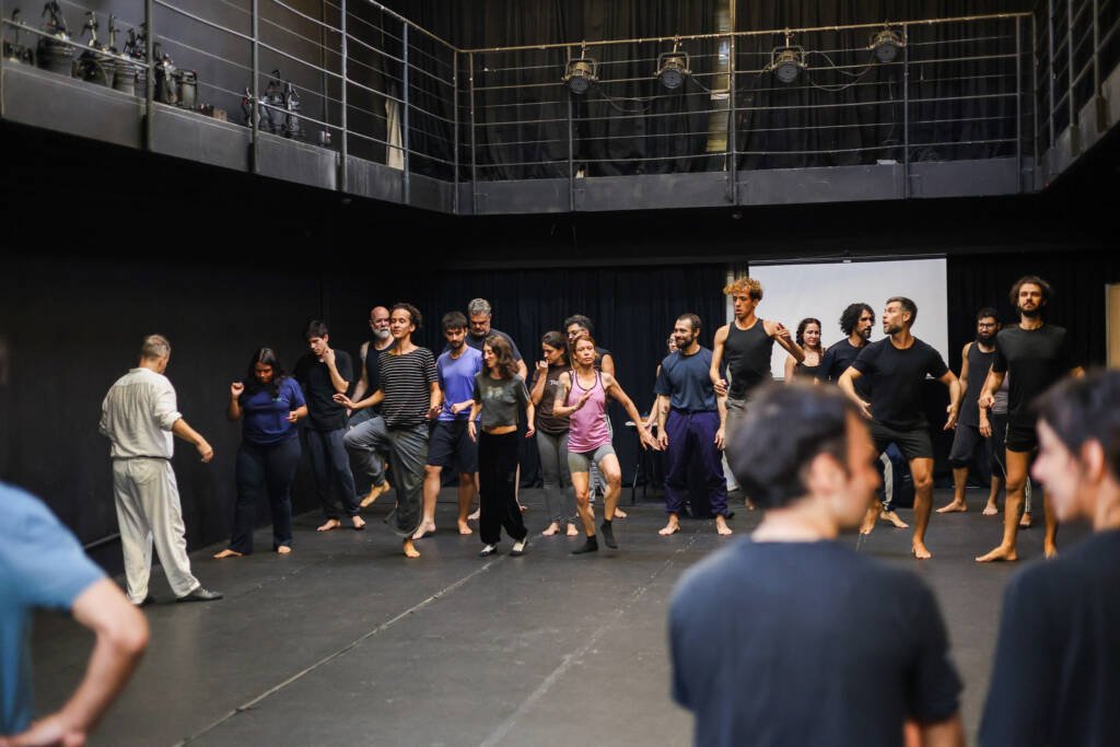 Oficina gratuita de Extensão Cultural de circo “Introdução à Commedia Dell’Arte” com Daniel Granieri, na sede Roosevelt da SP Escola de Teatro. (24/02/2026) | Foto: Clara Silva.