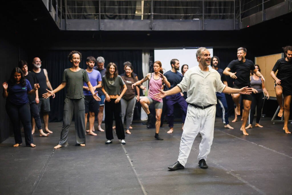 Oficina gratuita de Extensão Cultural de circo “Introdução à Commedia Dell’Arte” com Daniel Granieri, na sede Roosevelt da SP Escola de Teatro. (24/02/2026) | Foto: Clara Silva.