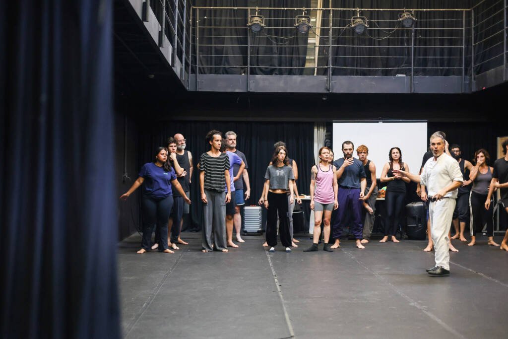 Oficina gratuita de Extensão Cultural de circo “Introdução à Commedia Dell’Arte” com Daniel Granieri, na sede Roosevelt da SP Escola de Teatro. (24/02/2026) | Foto: Clara Silva.