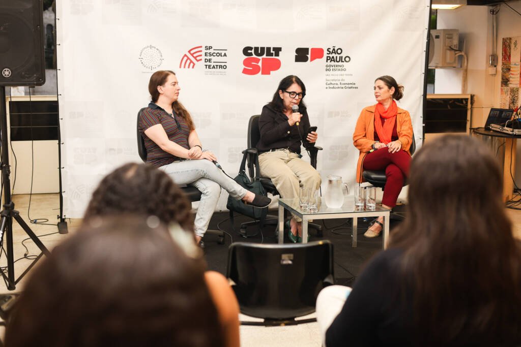 Palestra Infância Trans e direitos: os impactos das novas resoluções no cuidado e na cidadania com Rachel Rocha, Giselle Tigre e Ana Amorim no SP Transvisão 2026. (30/01/2026). | Foto: Clara Silva.