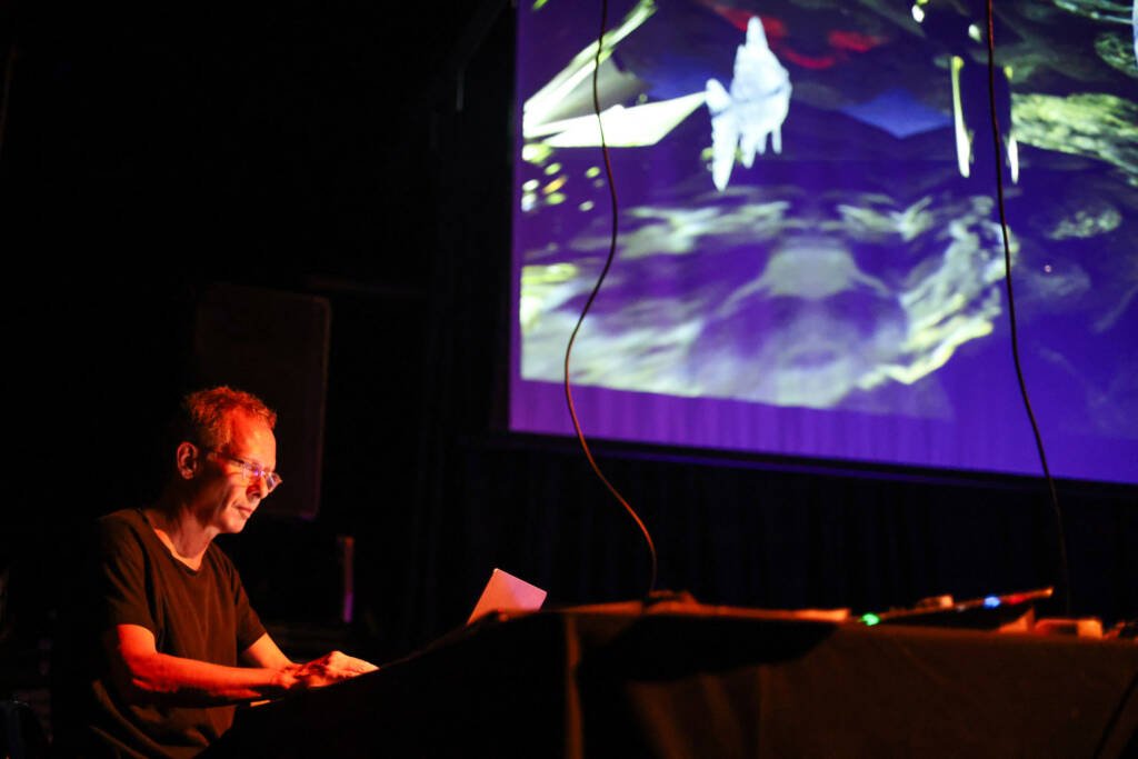 Performance internacional de Per Hüttner. (20/02/2026) | Foto: Clara Silva.