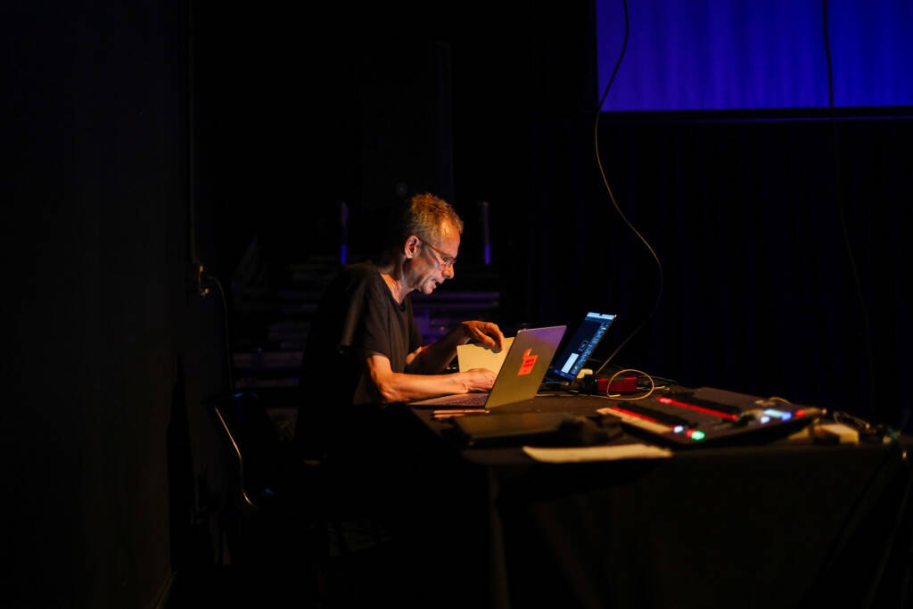 Performance internacional de Per Hüttner. (20/02/2026) | Foto: Clara Silva.