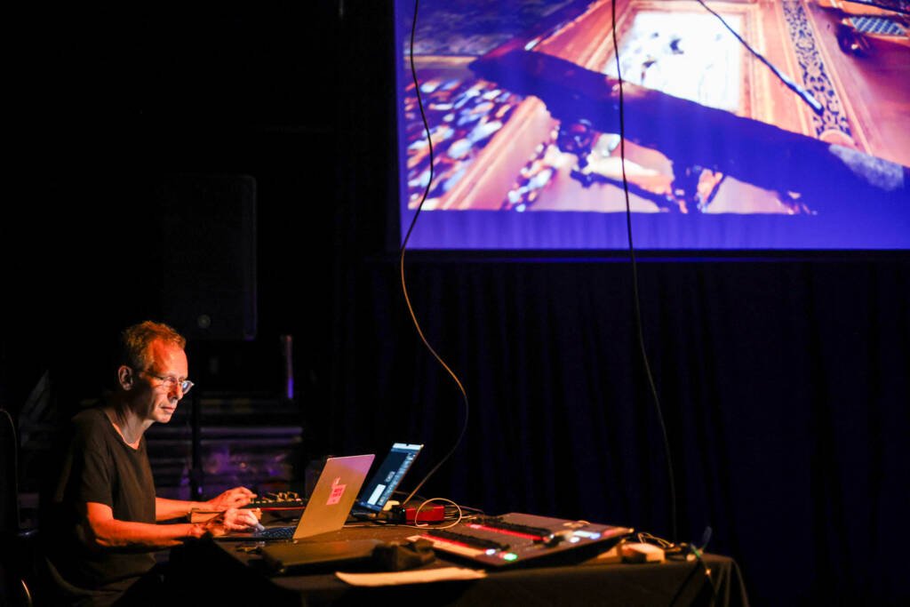 Performance internacional de Per Hüttner. (20/02/2026) | Foto: Clara Silva.