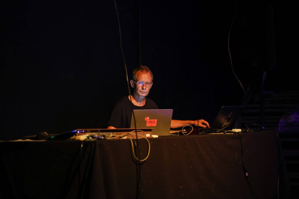 Performance internacional de Per Hüttner. (20/02/2026) | Foto: Clara Silva.