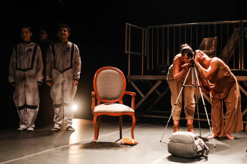 Espetáculo “Avisa quando chegar”, dramaturgia de Beatriz Nóbrega e direção de Camilla Flores, com realização da Soar Produções. (29/03/2026) | Foto: Clara Silva.