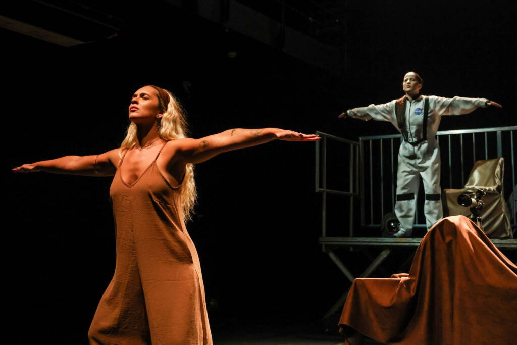 Espetáculo “Avisa quando chegar”, dramaturgia de Beatriz Nóbrega e direção de Camilla Flores, com realização da Soar Produções. (29/03/2026) | Foto: Clara Silva.