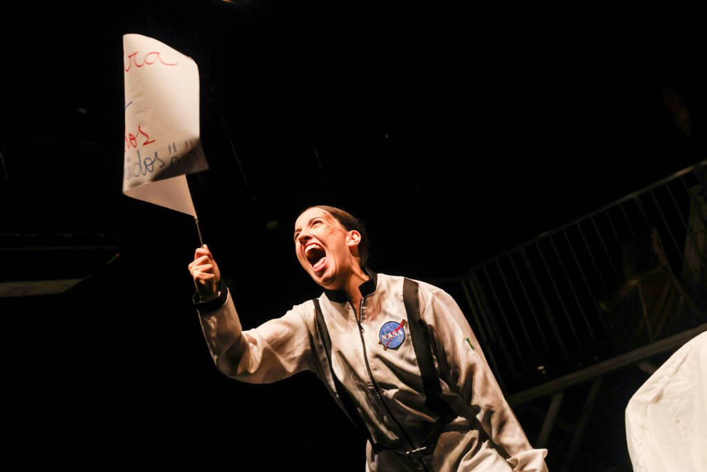 Espetáculo “Avisa quando chegar”, dramaturgia de Beatriz Nóbrega e direção de Camilla Flores, com realização da Soar Produções. (29/03/2026) | Foto: Clara Silva.