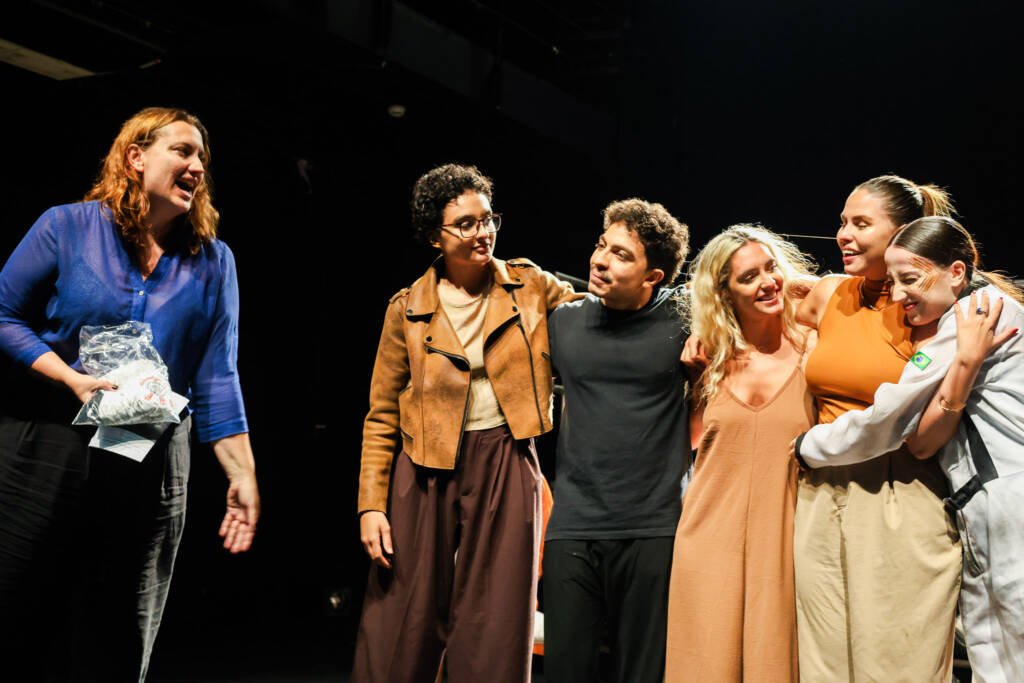 Espetáculo “Avisa quando chegar”, dramaturgia de Beatriz Nóbrega e direção de Camilla Flores, com realização da Soar Produções. (29/03/2026) | Foto: Clara Silva.