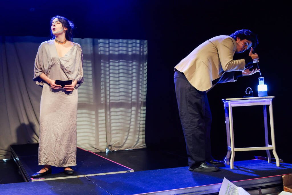 Primeiro dia das Microcenas do primeiro semestre de 2026. "CUIDEM BEM DESSA FARSA". | Foto: Clara Silva