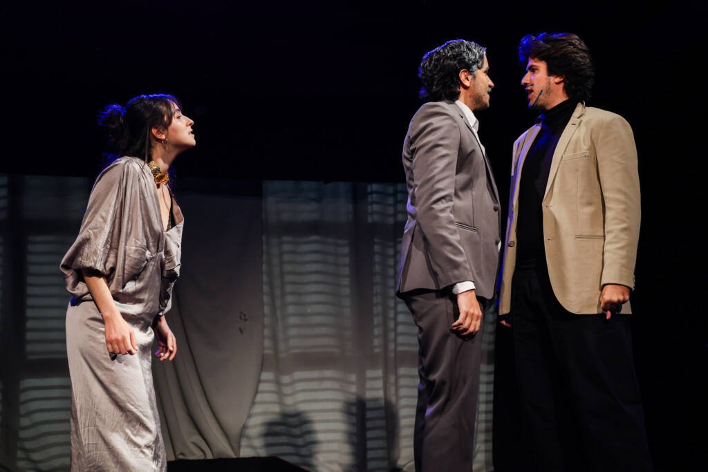 Primeiro dia das Microcenas do primeiro semestre de 2026. "CUIDEM BEM DESSA FARSA". | Foto: Clara Silva