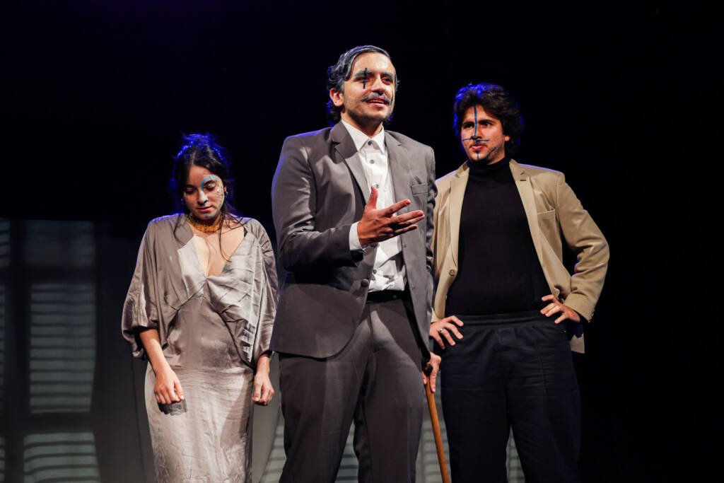 Primeiro dia das Microcenas do primeiro semestre de 2026. "CUIDEM BEM DESSA FARSA". | Foto: Clara Silva