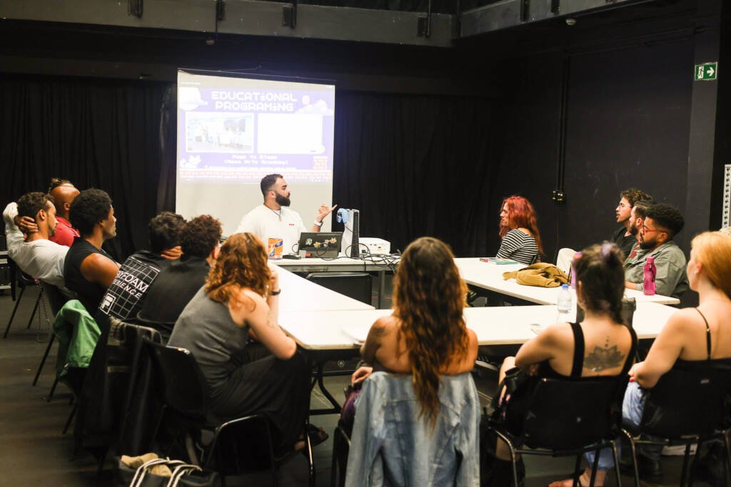Oficina Internacional Gratuita “Narrativa Interativa e Criação Coletiva para a Cena” com Giovanni Delgado Ferreira. (23/03/2026) | Foto: Clara Silva.