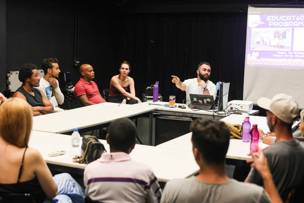 Oficina Internacional Gratuita “Narrativa Interativa e Criação Coletiva para a Cena” com Giovanni Delgado Ferreira. (23/03/2026) | Foto: Clara Silva.