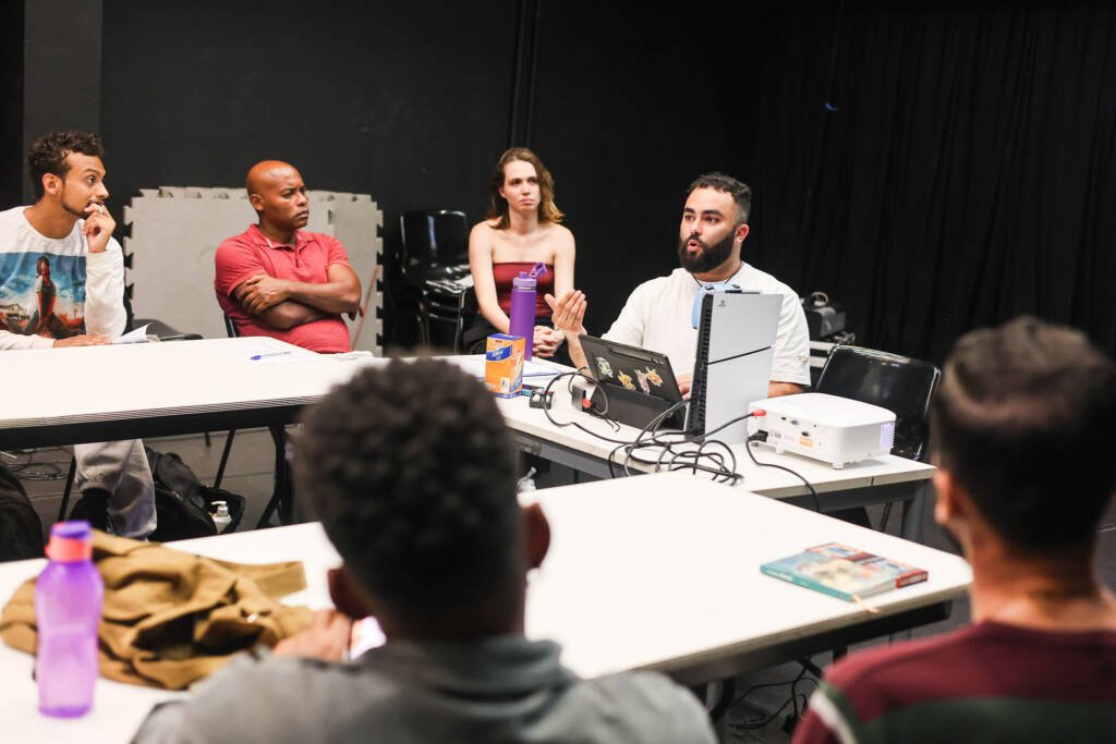 Oficina Internacional Gratuita “Narrativa Interativa e Criação Coletiva para a Cena” com Giovanni Delgado Ferreira. (23/03/2026) | Foto: Clara Silva.