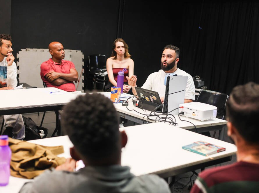 Oficina Internacional Gratuita “Narrativa Interativa e Criação Coletiva para a Cena” com Giovanni Delgado Ferreira. (23/03/2026) | Foto: Clara Silva.