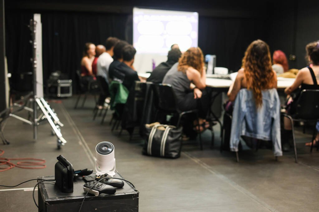 Oficina Internacional Gratuita “Narrativa Interativa e Criação Coletiva para a Cena” com Giovanni Delgado Ferreira. (23/03/2026) | Foto: Clara Silva.