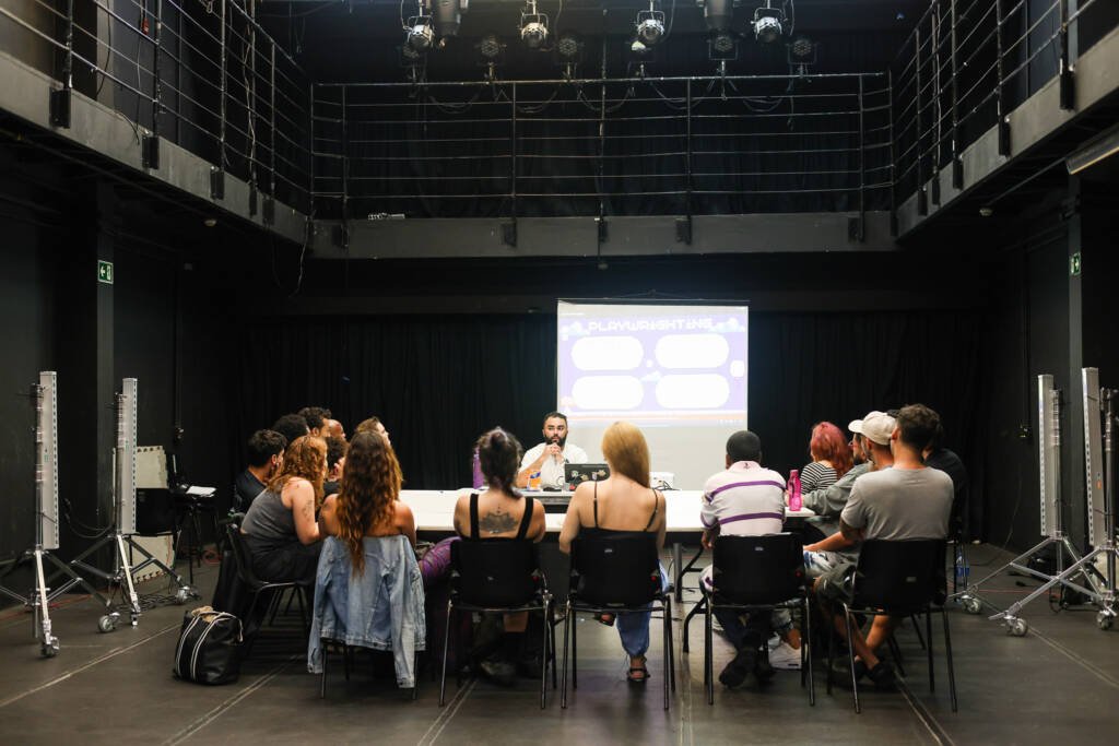 Oficina Internacional Gratuita “Narrativa Interativa e Criação Coletiva para a Cena” com Giovanni Delgado Ferreira. (23/03/2026) | Foto: Clara Silva.