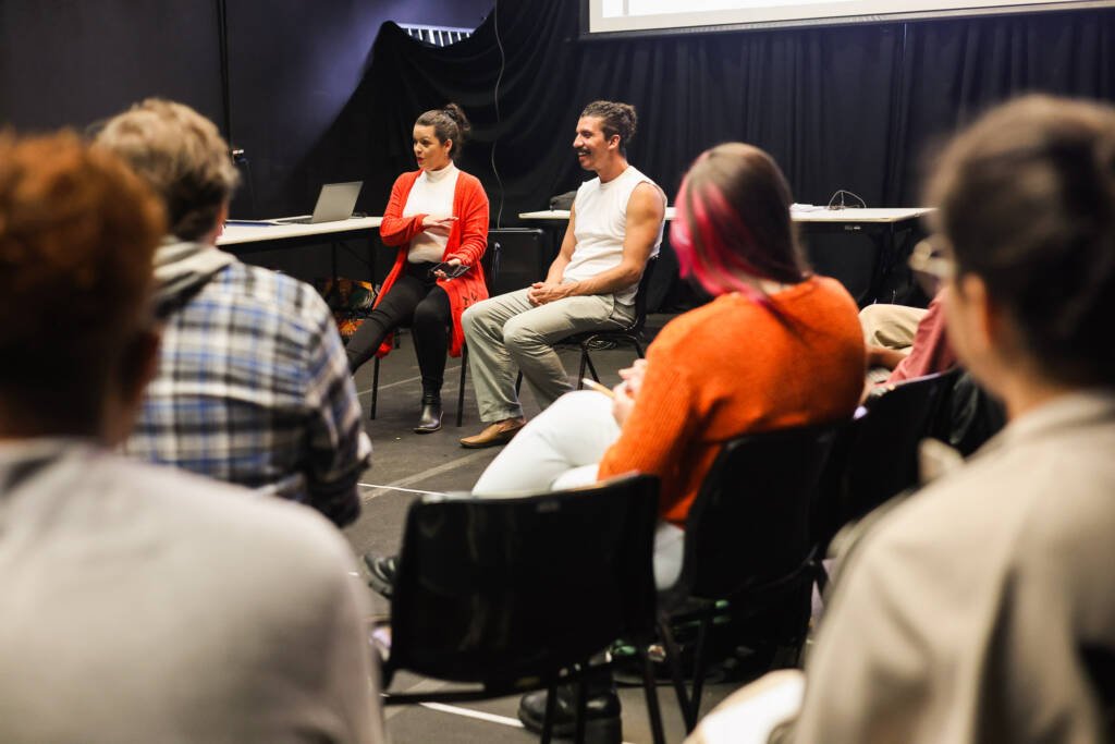 Oficina Formativa de Produção Cultural com Anderson Maurício e Tatiane Lustoza, da Zózima Trupe. (10/03/2026) | Foto: Clara Silva.