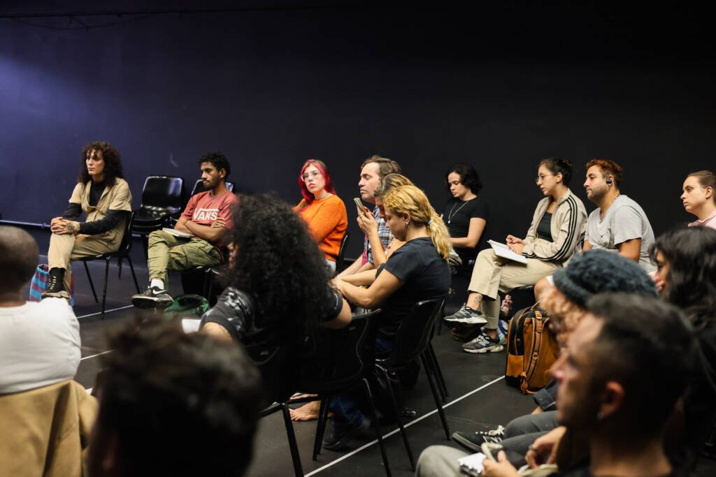 Oficina Formativa de Produção Cultural com Anderson Maurício e Tatiane Lustoza, da Zózima Trupe. (10/03/2026) | Foto: Clara Silva.