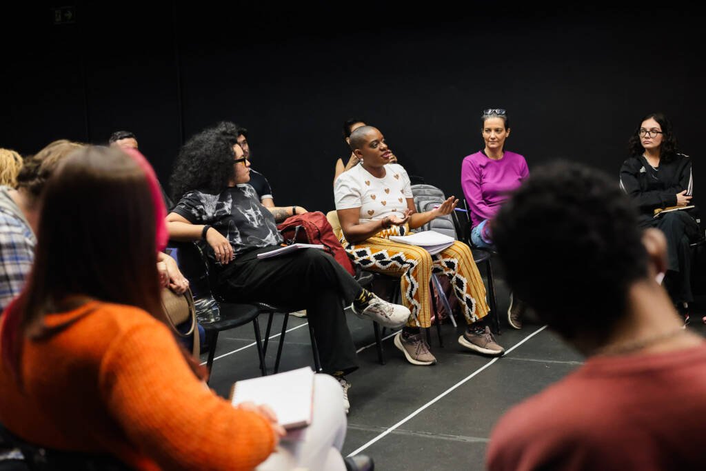Oficina Formativa de Produção Cultural com Anderson Maurício e Tatiane Lustoza, da Zózima Trupe. (10/03/2026) | Foto: Clara Silva.