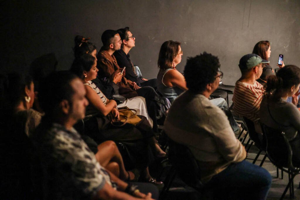 Cerimônia de Abertura do Slam do Teatro 2026. (13/4/2026) | Foto: Clara Silva