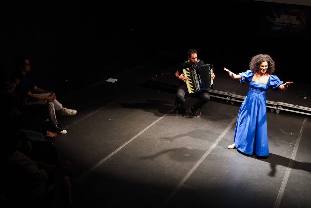 Cerimônia de Abertura do Slam do Teatro 2026. (13/4/2026) | Foto: Clara Silva