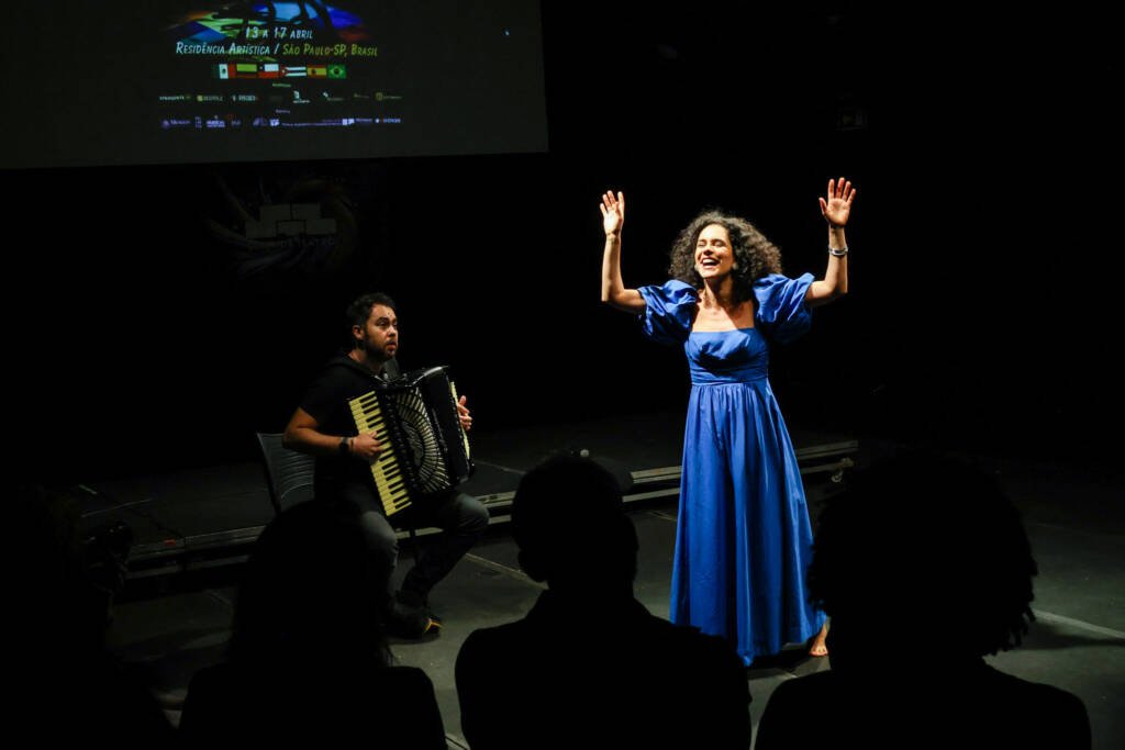 Cerimônia de Abertura do Slam do Teatro 2026. (13/4/2026) | Foto: Clara Silva