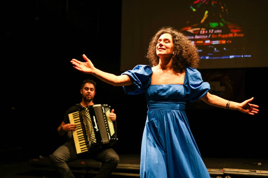 Cerimônia de Abertura do Slam do Teatro 2026. (13/4/2026) | Foto: Clara SilvaCerimônia de Abertura do Slam do Teatro 2026. (13/4/2026) | Foto: Clara Silva