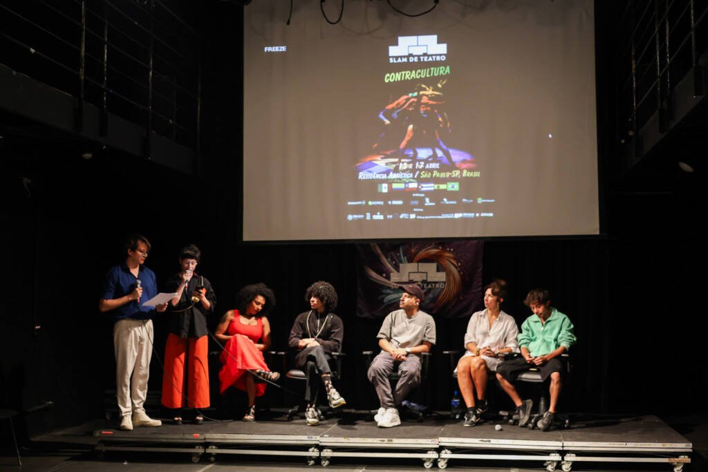 Cerimônia de Abertura do Slam do Teatro 2026. (13/4/2026) | Foto: Clara Silva