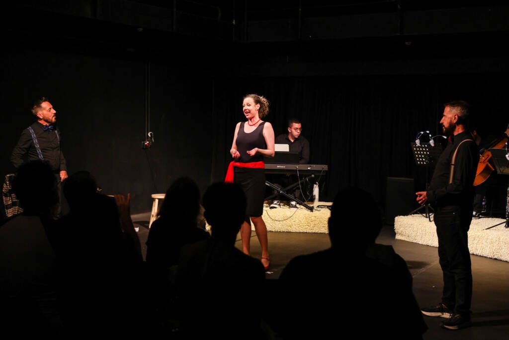 Cia. Ópera do Mendigo Canta do Outro Lado do Espelho na Unidade Roosevelt. | Foto: Clara Silva