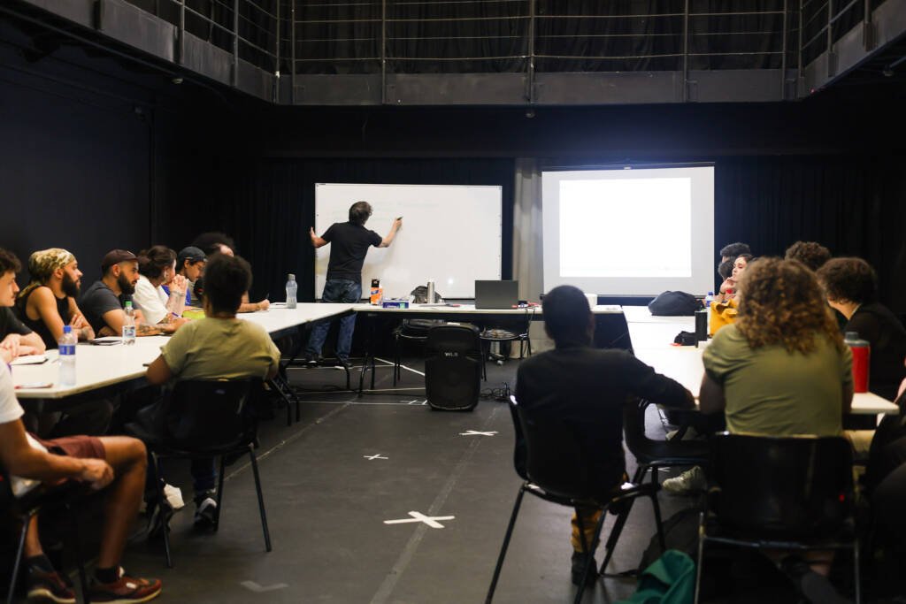 Oficina "Dramaturgias do teatro e do audiovisual" com Evill Rebouças. (8/4/2026) | Foto: Clara Silva