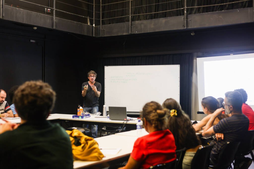 Oficina "Dramaturgias do teatro e do audiovisual" com Evill Rebouças. (8/4/2026) | Foto: Clara Silva