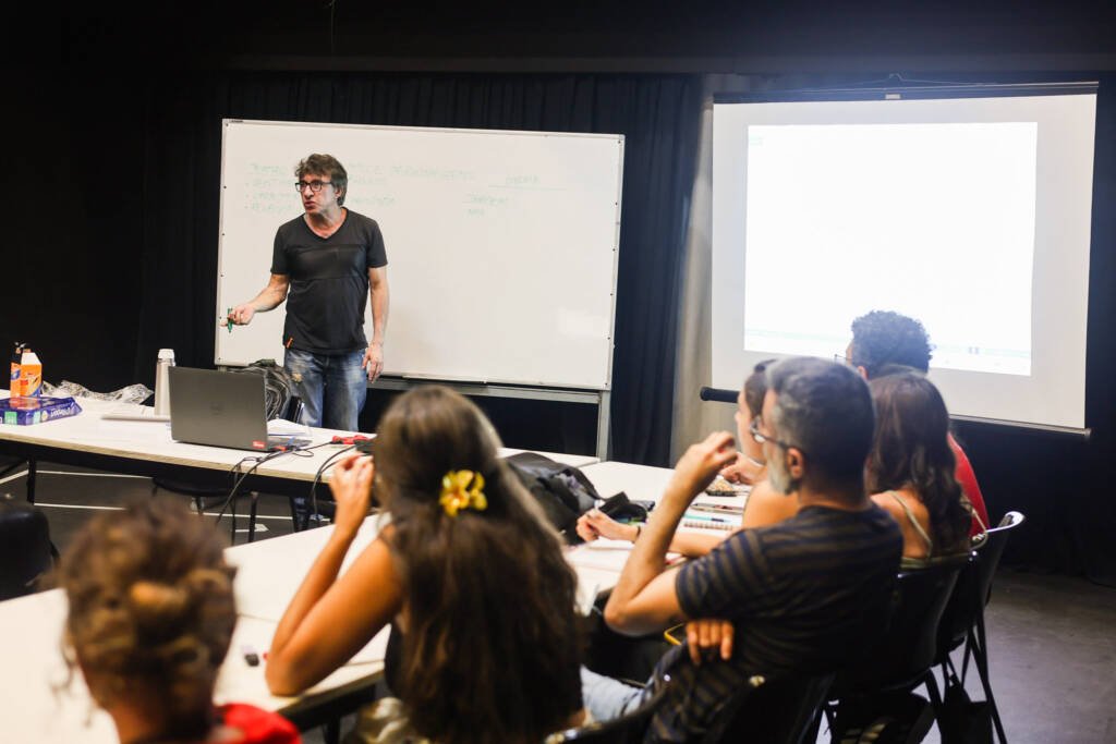 Oficina "Dramaturgias do teatro e do audiovisual" com Evill Rebouças. (8/4/2026) | Foto: Clara Silva