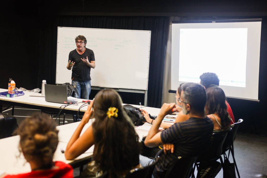 Oficina "Dramaturgias do teatro e do audiovisual" com Evill Rebouças. (8/4/2026) | Foto: Clara Silva