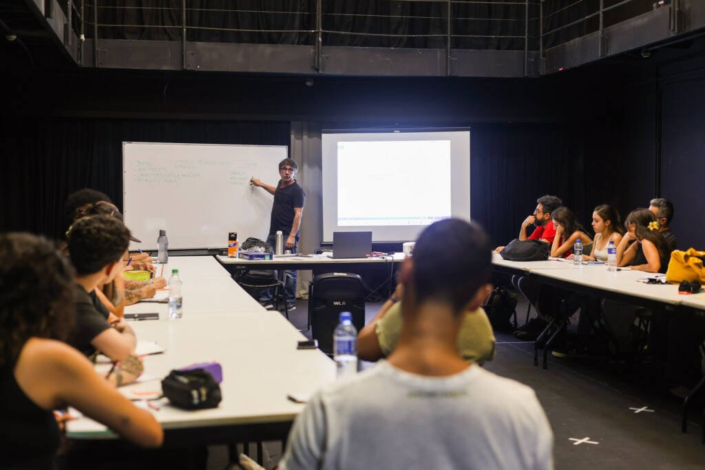Oficina "Dramaturgias do teatro e do audiovisual" com Evill Rebouças. (8/4/2026) | Foto: Clara Silva