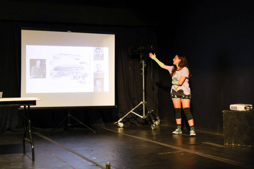 “Alien(nada)”, de Lívia Machado na Mostra Dentro/Fora na Unidade Roosevelt. | Foto: Clara Silva