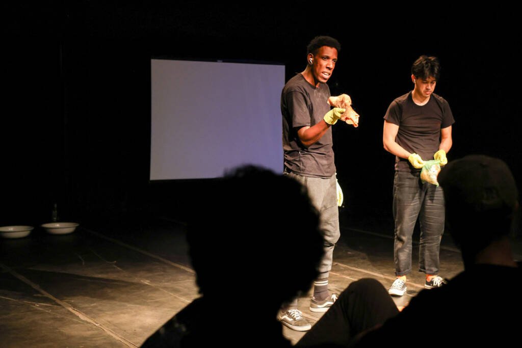 “Limpo”, de Lucas Miyazaki & Robinson Rogério na Mostra Dentro/Fora na Unidade Roosevelt. | Foto: Clara Silva