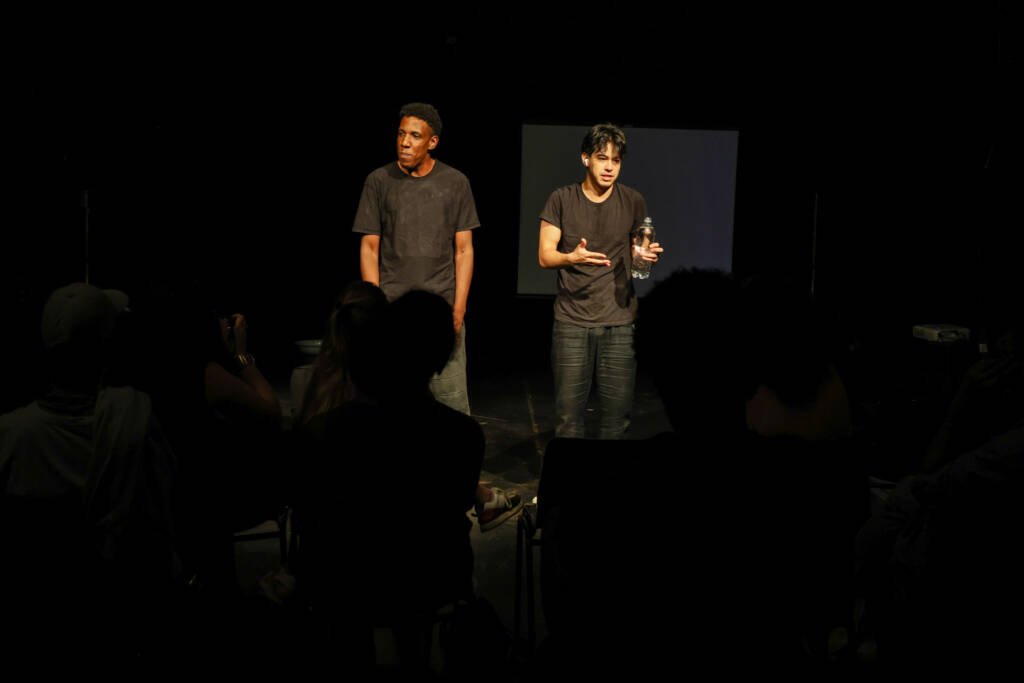 “Limpo”, de Lucas Miyazaki & Robinson Rogério na Mostra Dentro/Fora na Unidade Roosevelt. | Foto: Clara Silva