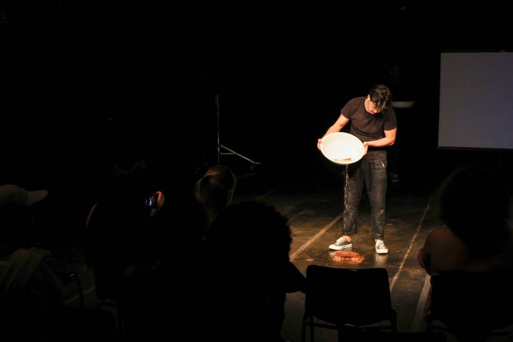 “Limpo”, de Lucas Miyazaki & Robinson Rogério na Mostra Dentro/Fora na Unidade Roosevelt. | Foto: Clara Silva