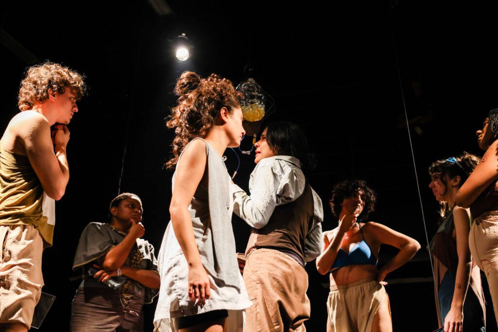 Experimento II do grupo N4 Verde, do primeiro semestre de 2026, na SP Escola de Teatro. | Foto: Clara Silva.