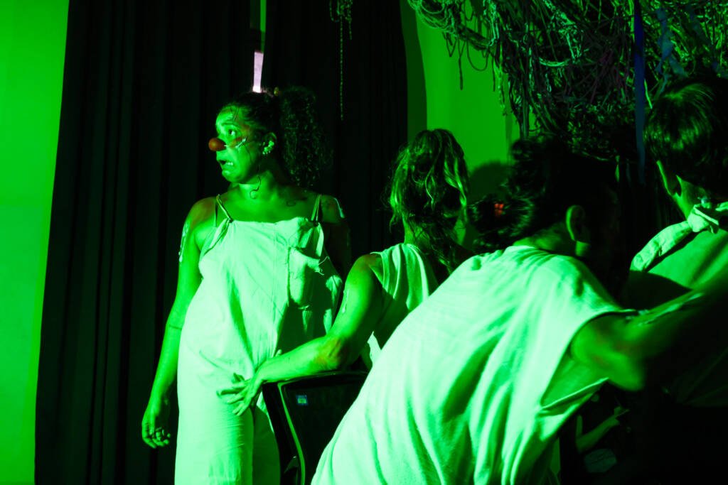 Experimento II do grupo N5 Azul, do primeiro semestre de 2026, na SP Escola de Teatro. | Foto: Clara Silva.
