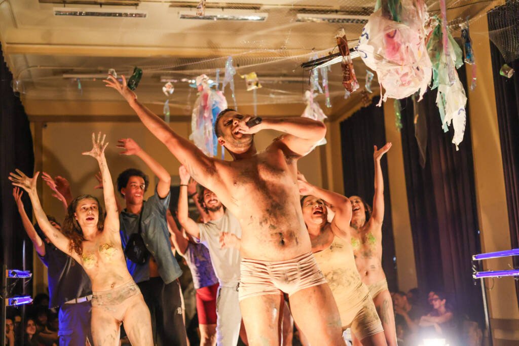 Experimento II do grupo N6 Azul, do primeiro semestre de 2026, na SP Escola de Teatro. | Foto: Clara Silva.