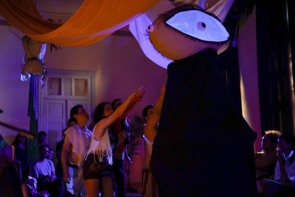 Experimento II do grupo N7 Azul, do primeiro semestre de 2026, na SP Escola de Teatro. | Foto: Clara Silva.