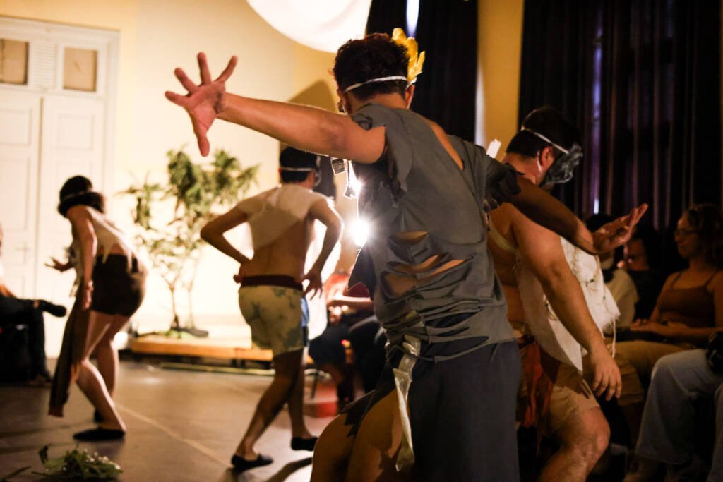 Experimento II do grupo N7 Azul, do primeiro semestre de 2026, na SP Escola de Teatro. | Foto: Clara Silva.