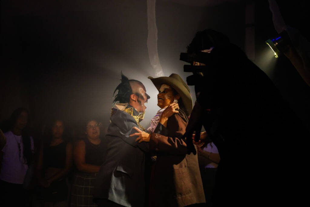 Experimento II do grupo N8 Azul, do primeiro semestre de 2026, na SP Escola de Teatro. | Foto: Clara Silva.