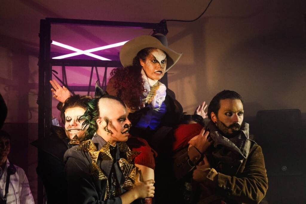 Experimento II do grupo N8 Azul, do primeiro semestre de 2026, na SP Escola de Teatro. | Foto: Clara Silva.