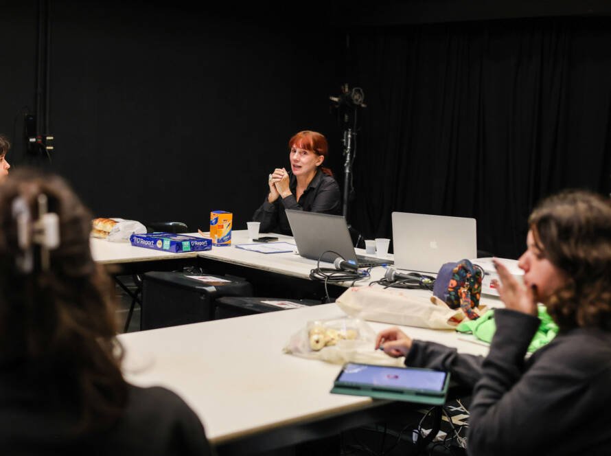 Aula do curso de extensão “O cinema da boca por quem fez a boca” com Nicole Puzzi, na sede Roosevelt da SP Escola de Teatro. (15/04/2026) | Foto: Clara Silva.